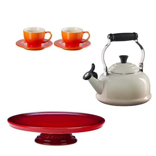 KIT LE CREUSET 2 CANECAS C/ PIRES 200ML LARANJA, SUPORTE PARA BOLO VERMELHO E CHALEIRA C/APITO MERINGUE