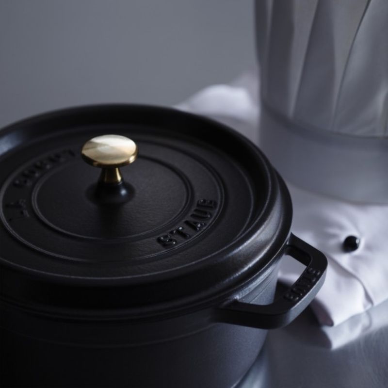 cacarola-redonda-staub-1_7-litros-preta-de-ferro-fundido-la-cocotte-405094850_92-600x600