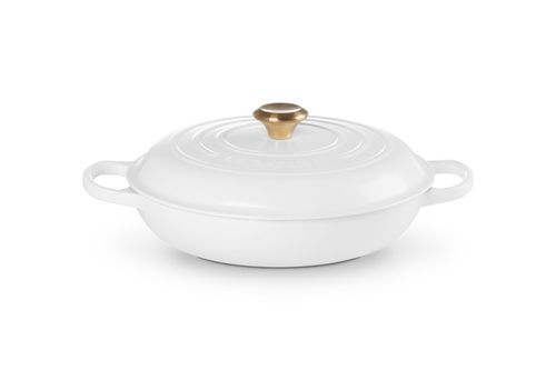 CAÇAROLA LE CREUSET BUFFET PEGADOR DOURADO SIGNATURE FERRO FUNDIDO 30CM BRANCO 21180300101441