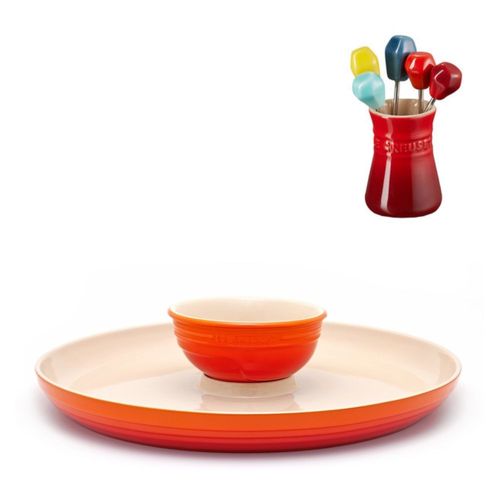 KIT LE CREUSET PRATO APERITIVO EM CERÂMICA LARANJA E SET 5 PALITOS APERITIVO COLORIDO
