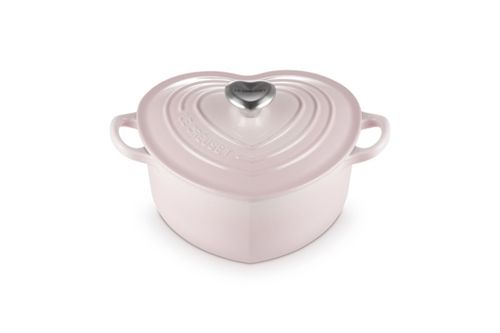KIT LE CREUSET PANELA CORAÇÃO 20CM SHELL PINK E SUPORTE SILICONE CORAÇÃO 20CM POWDER PINK
