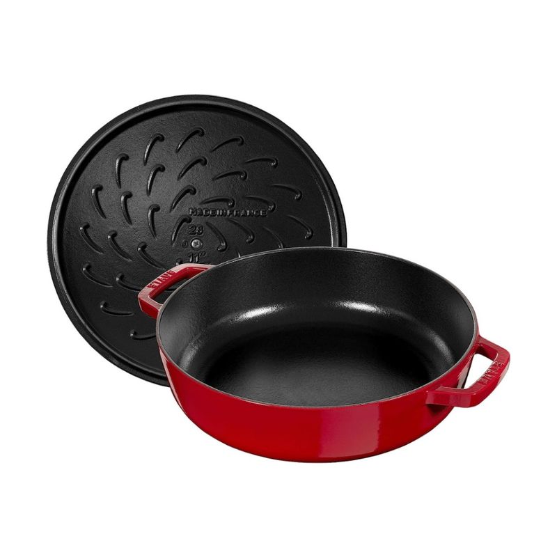 cacarola-redonda-baixa-chistera-multifuncional-em-ferro-fundido-staub-28cm-cereja-64b97db5512de
