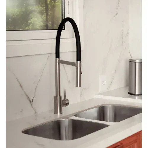 MISTURADOR TRAMONTINA MONOCOMANDO VERSATILLE BLACK EM AÇO INOX COM MANGUEIRA DE SILICONE PRETO 94520/034