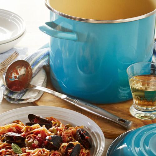 STOCKPOT LE CREUSET EM AÇO ESMALTADO COM PEGADOR EM AÇO INOX 7,6L 22CM AZUL CARIBE 56000081702203