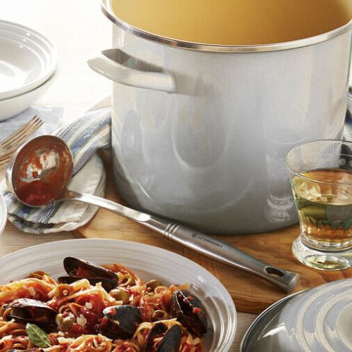 STOCKPOT LE CREUSET EM AÇO ESMALTADO COM PEGADOR EM AÇO INOX 7,6L 22CM MERINGUE 56000087163103