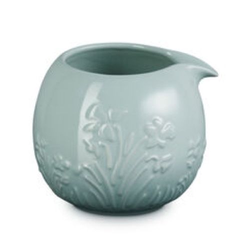 JARRA DE SAQUÊ LE CREUSET JARDIN 440ML SPHERE EM CERÂMICA COM RELEVO SEA SALT 80048487170003
