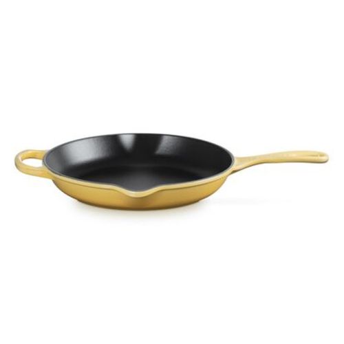 PANELA SKILLET LE CREUSET REDONDA SIGNATURE COM ALÇA EM FERRO FUNDIDO 26CM CAMOMILLE 20182260070422