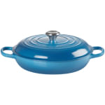 CAÇAROLA LE CREUSET BUFFET SIGNATURE EM FERRO FUNDIDO 26CM AZUL MARSEILLE 21180262002430
