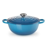 PANELA MARMITA LE CREUSET 26CM SIGNATURE FERRO ESMALTADO AZUL MARSEILLE 21114262000430