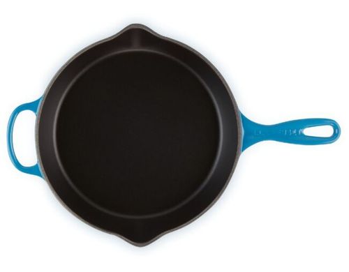 SKILLET LE CREUSET SIGNATURE REDONDA FUNDA 26CM EM FERRO FUNDIDO AZUL MARSEILLE 20187262000422