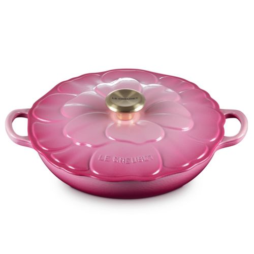 CACAROLA BUFFET LE CREUSET SIGNATURE PETAL 26CM PUXADOR DOURADO EM FERRO FUNDIDO BERRY 21964264394450