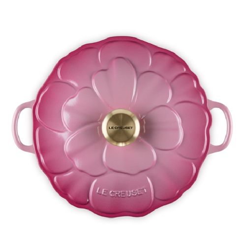 CACAROLA BUFFET LE CREUSET SIGNATURE PETAL 26CM PUXADOR DOURADO EM FERRO FUNDIDO BERRY 21964264394450
