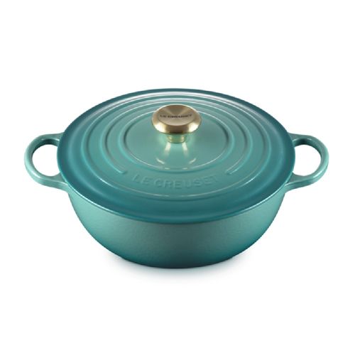 PANELA MARMITA LE CREUSET SIGNATURE 26CM PUXADOR DOURADO EM FERRO FUNDIDO BLEU RIVIERA 21114260990450