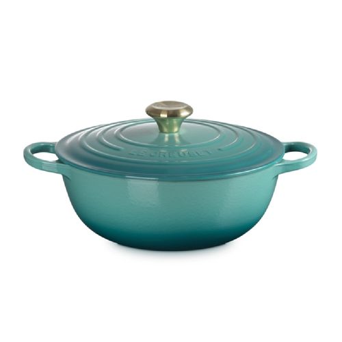 PANELA MARMITA LE CREUSET SIGNATURE 26CM PUXADOR DOURADO EM FERRO FUNDIDO BLEU RIVIERA 21114260990450